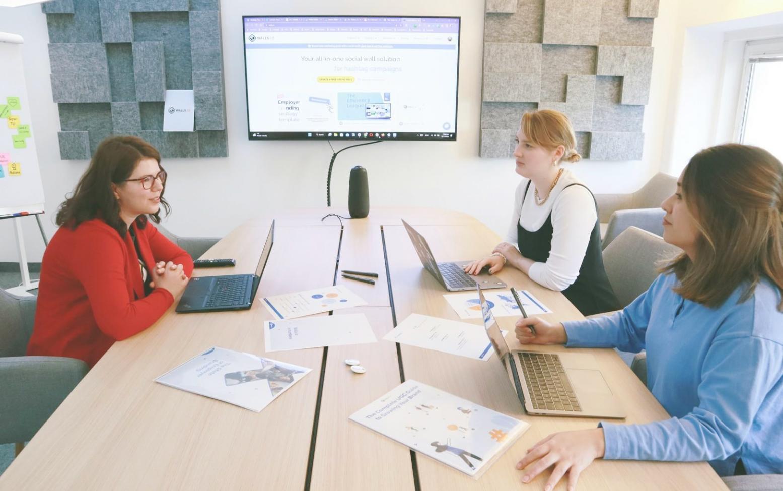 Sesión de trabajo en equipo analizando informes financieros