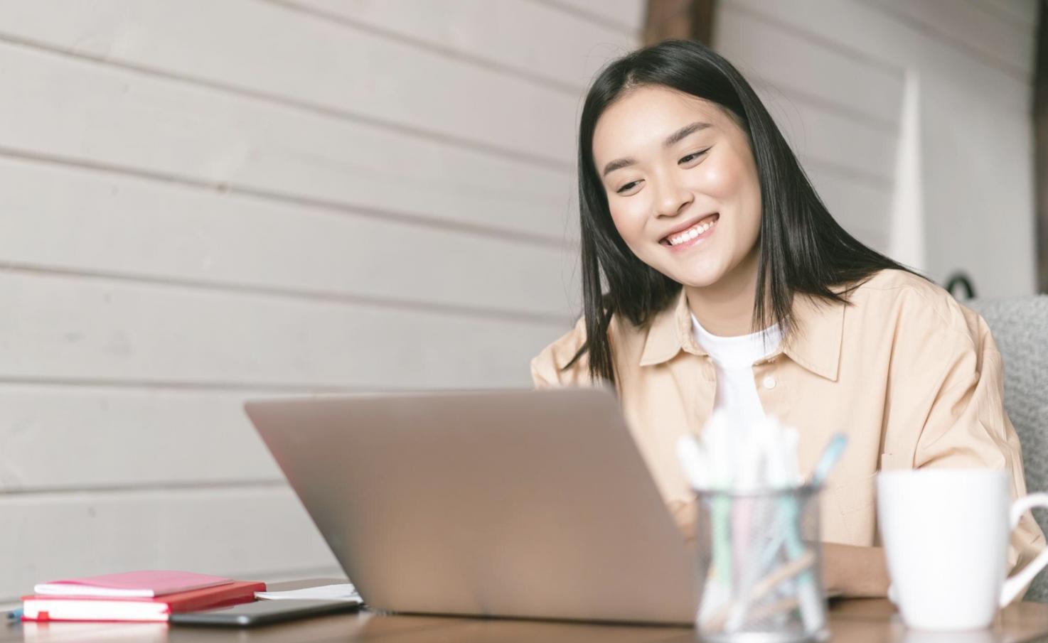 Espacio de trabajo moderno con vista a Granada